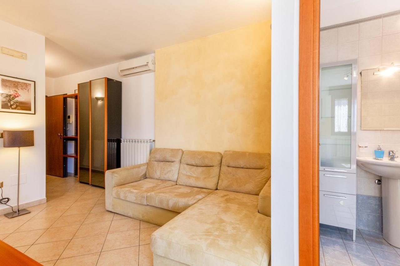 Roomy Apartment With Terrace & Parking Lecce Exteriör bild