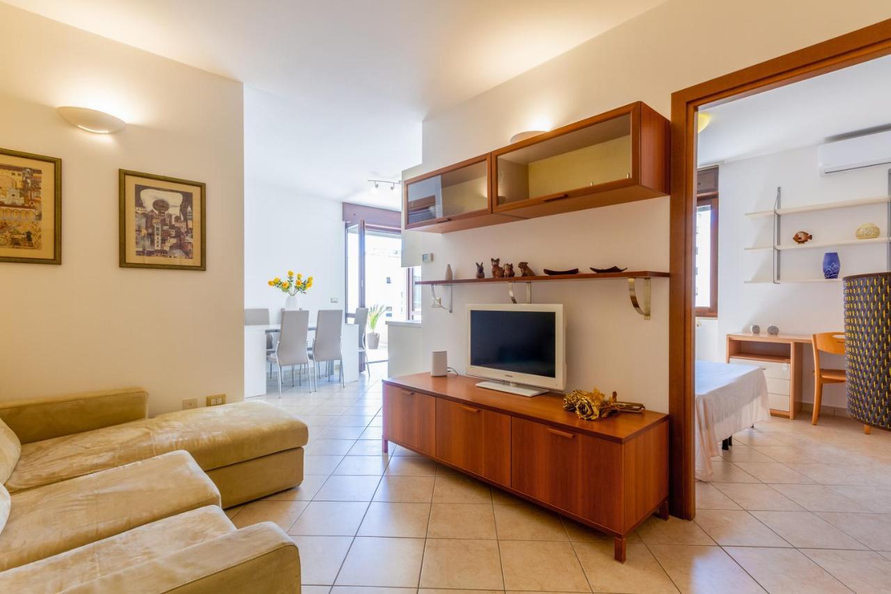 Roomy Apartment With Terrace & Parking Lecce Exteriör bild