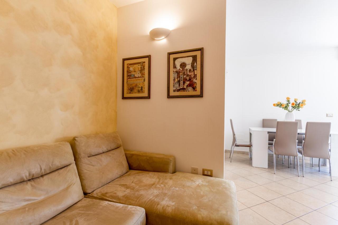 Roomy Apartment With Terrace & Parking Lecce Exteriör bild