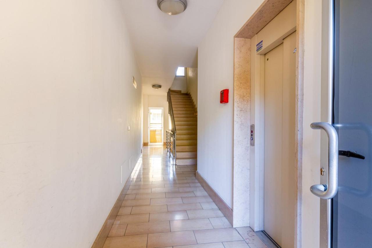 Roomy Apartment With Terrace & Parking Lecce Exteriör bild